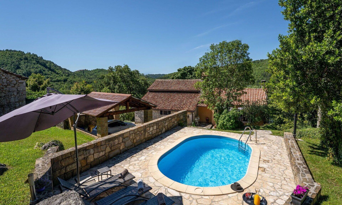 Grabri House | Beautiful villa for 7 people with WIFI, A/C, private pool, hot tub, TV and pets allowed