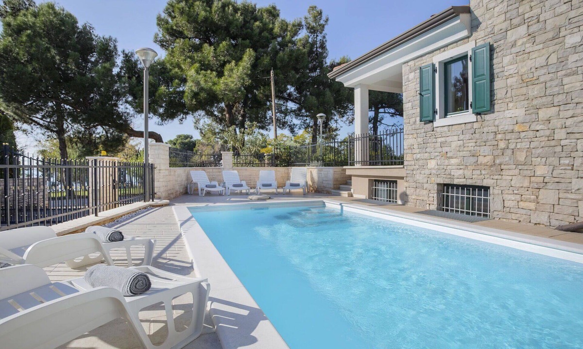 Basanija House | Beautiful villa for 8 people with WIFI, A/C, private pool, TV and terrace
