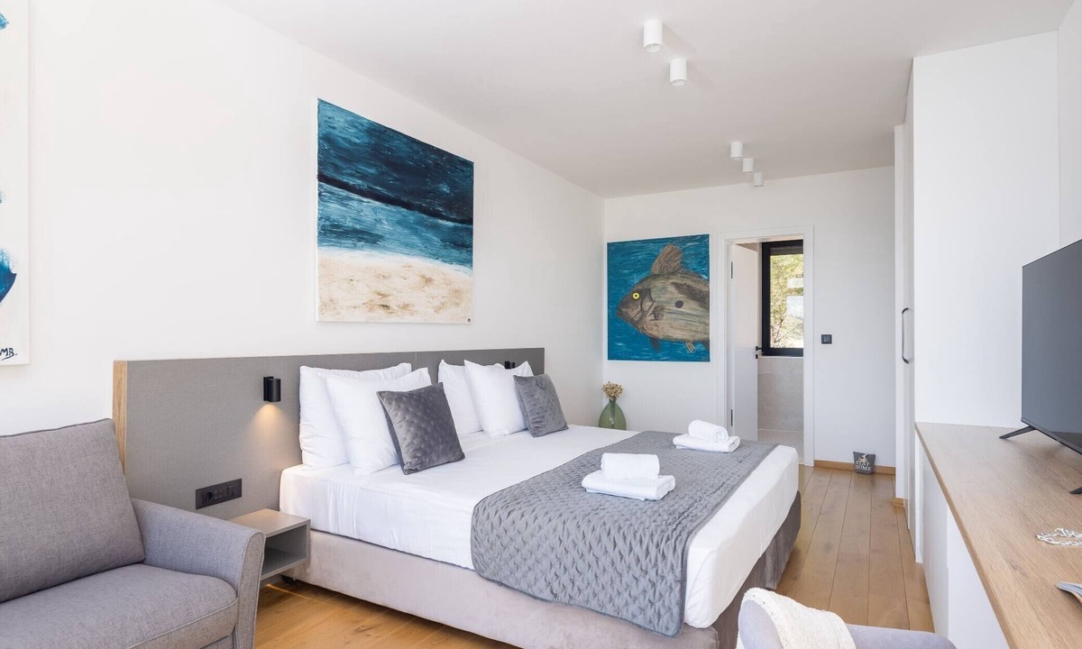 Cove Rogacic Villa | Breathtaking Villa Vis Five Bedroom Villa with the Pool