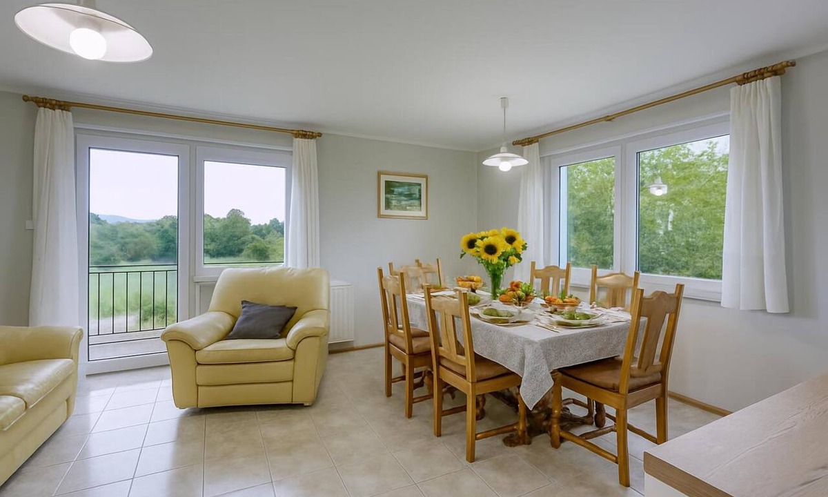 Sezana Apartment | Brin Karst Family Apartment with Balcony, Sežana, Slovenia