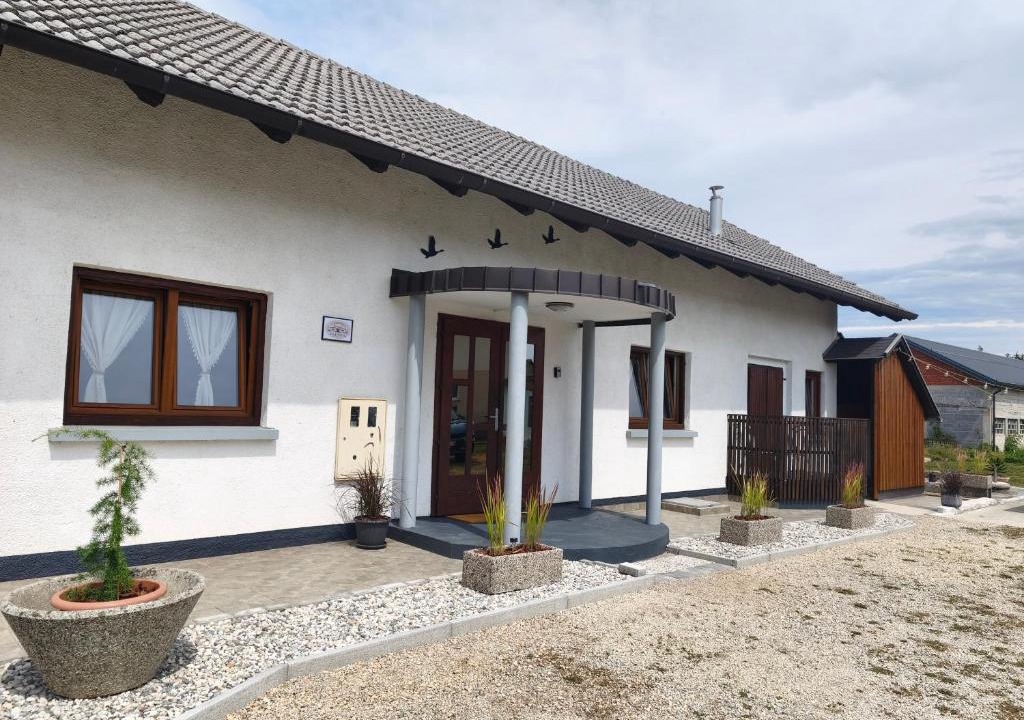 Dobova House | Casa Dijana - a quiet house with a garden near the spa