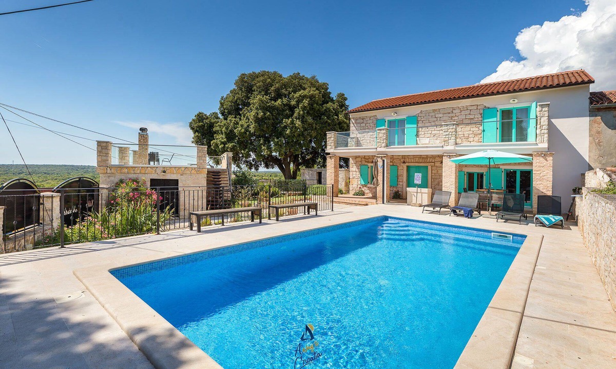 Peroj Villa | Charming 3-Bed Villa for 6, with Pool and Sea View