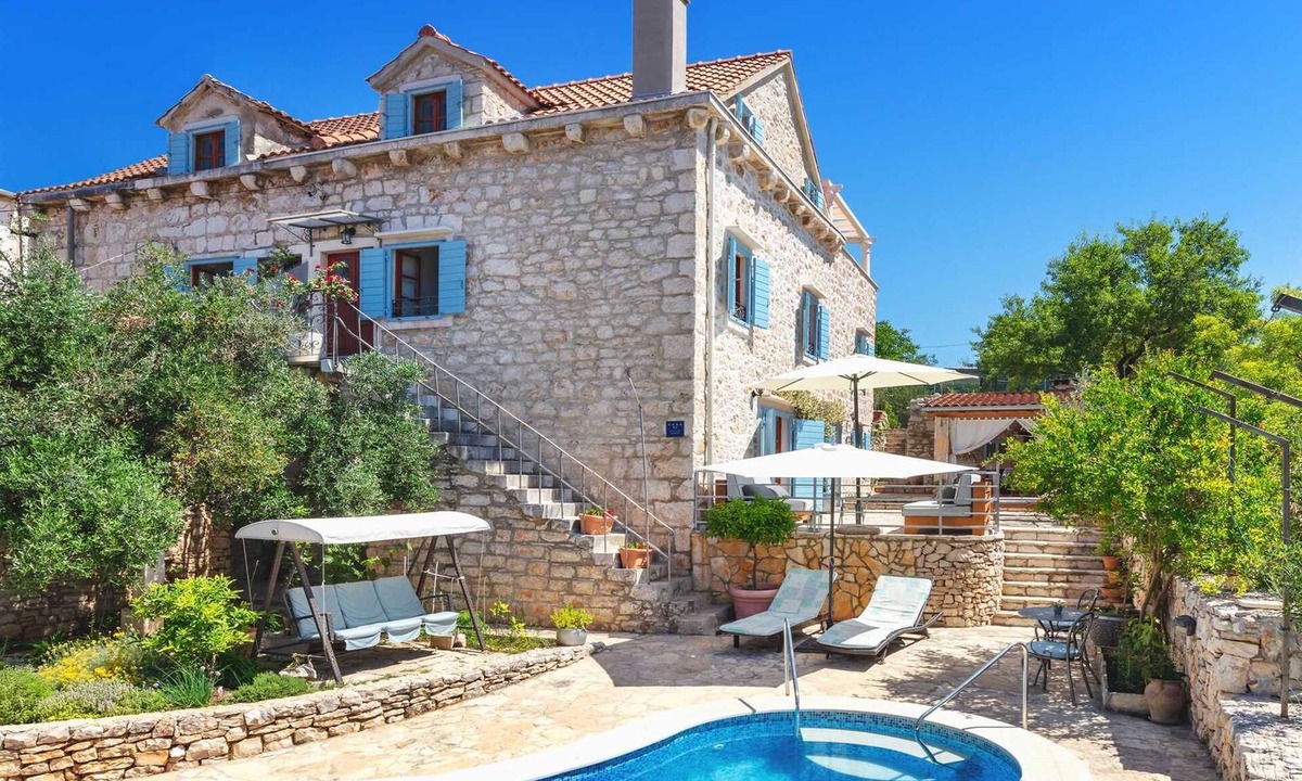 Milna Villa | Charming 3-BR Villa for 7 with pool, near the sea