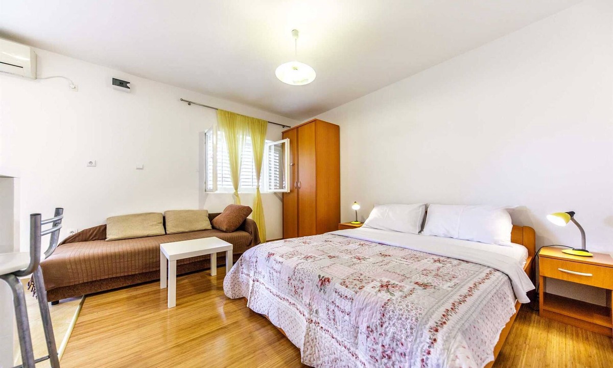 Gornji Kono Apartment | Charming studio with garden terrace