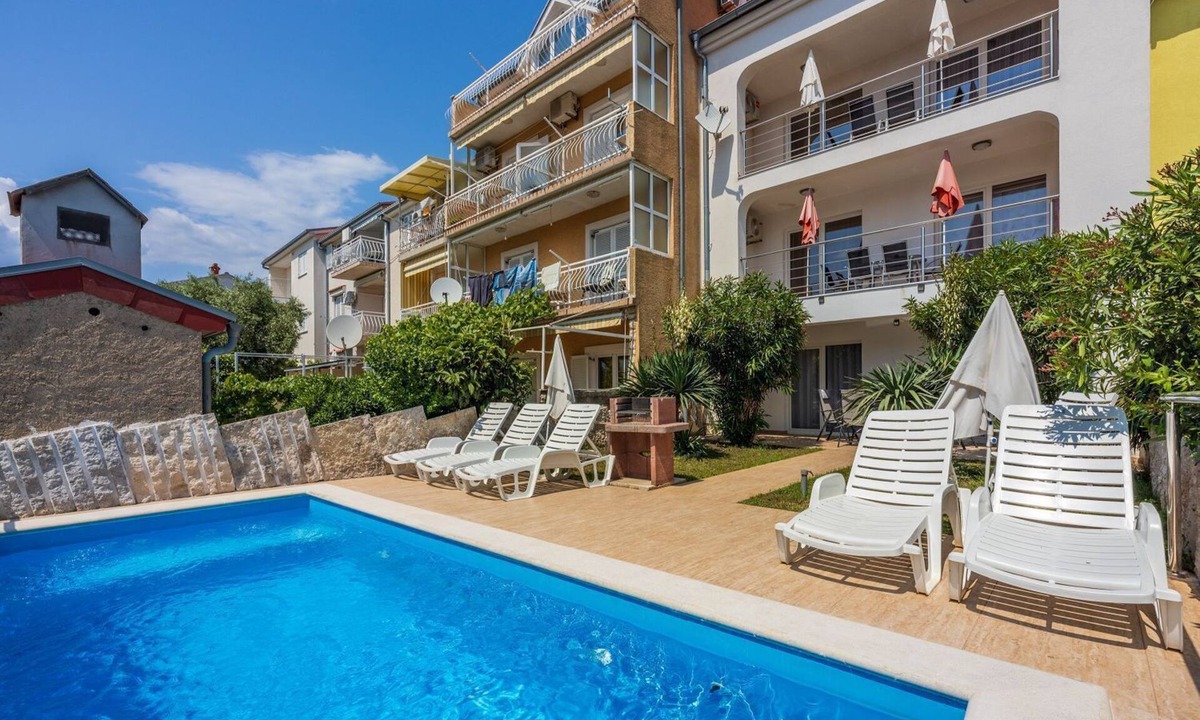 Novi Vinodolski House | Charming villa just 500 metres from the beach with sea views, private pool, barbecue, washing machine