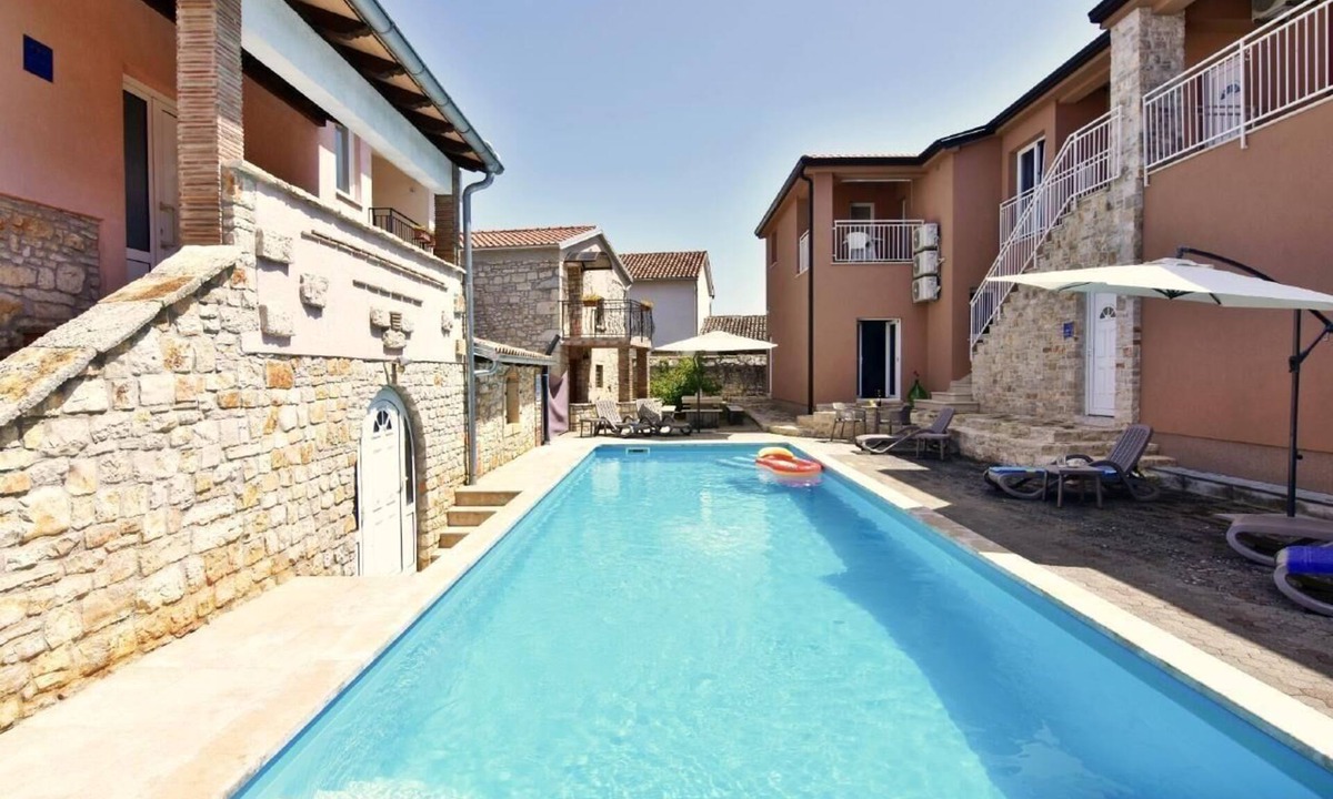 Tar Apartment | Comfortable Noemi 3 holiday flat with pool access
