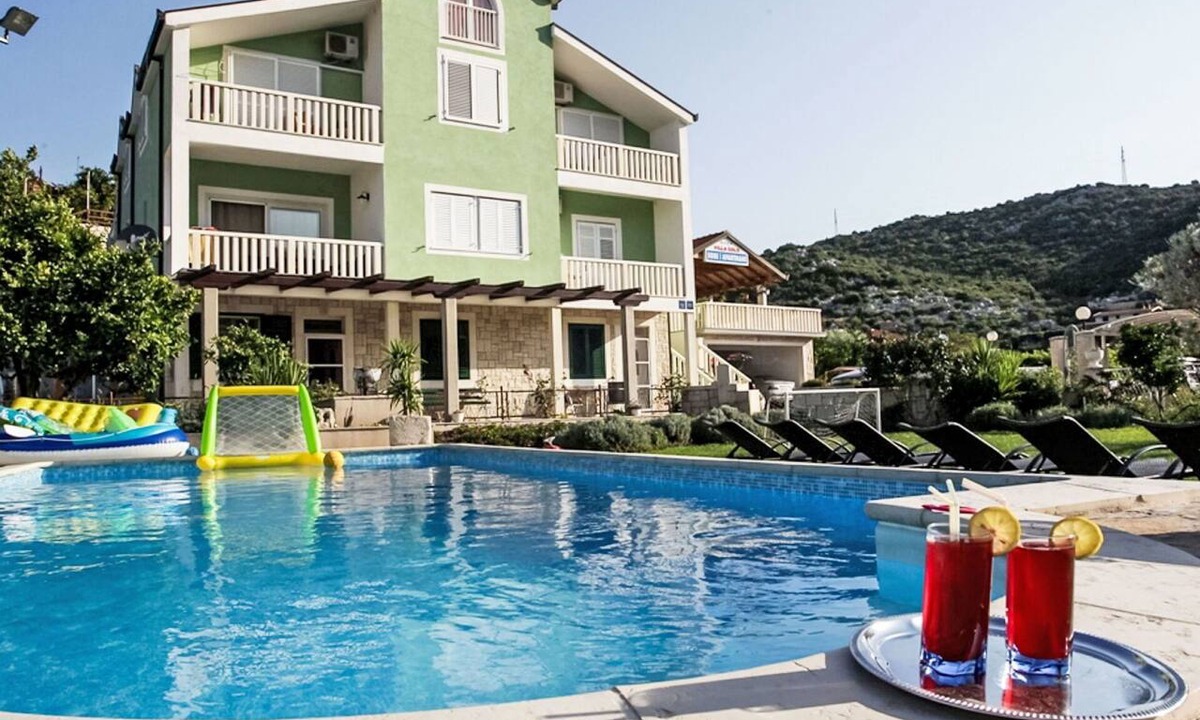 Peracko Blato Apartment | Cosy apartment for 5 guests with WIFI, pool, A/C, TV and patio