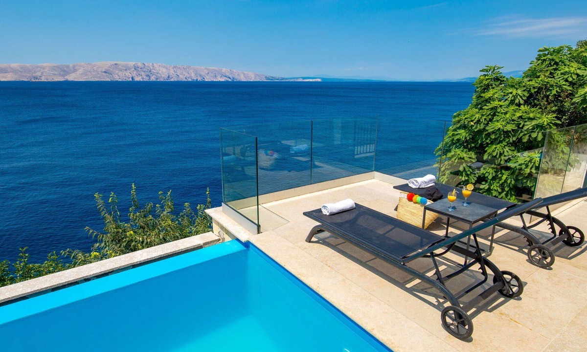 Vratarusa Apartment | Cosy apartment for 2 guests with A/C, WIFI, pool, TV, terrace and pets allowed