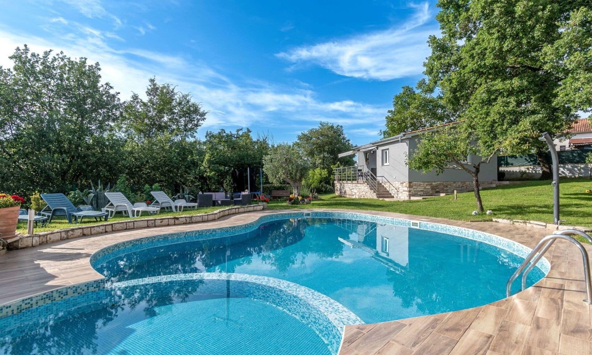 Jezenj Apartment | Cosy apartment for 4 guests with pool, WIFI, hot tub, TV, terrace and pets allowed