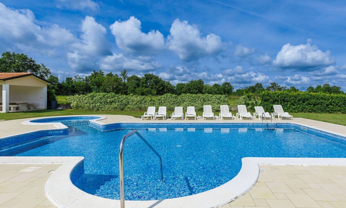 Modrusani Apartment | Cosy apartment for 4 guests with WIFI, A/C, pool, TV and terrace
