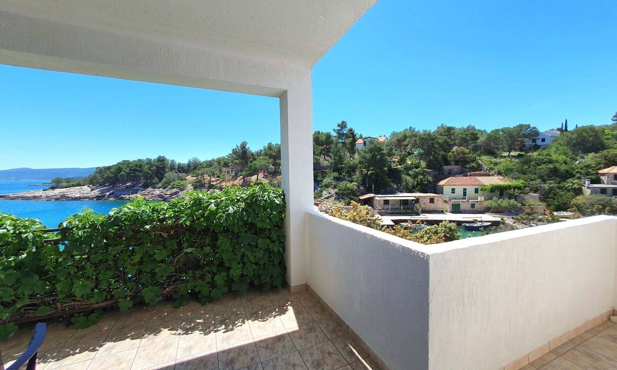 Vrbanj Apartment | Cosy apartment for 4 people with WIFI, TV, balcony and pets allowed