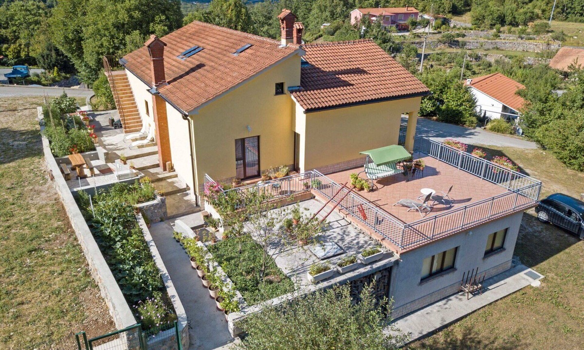 Zvonece Apartment | Cosy apartment for 4 people with A/C, WIFI, TV, terrace, pets allowed and panoramic view