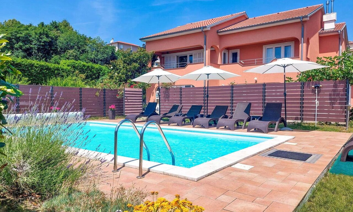 Viskovo Apartment | Cosy apartment for 6 guests with A/C, pool, WIFI, TV, balcony and panoramic view