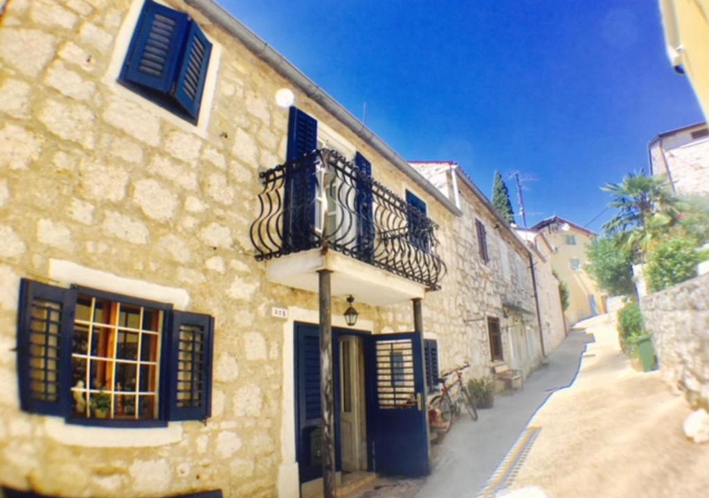 Vrsar House | Cosy artistic stone house