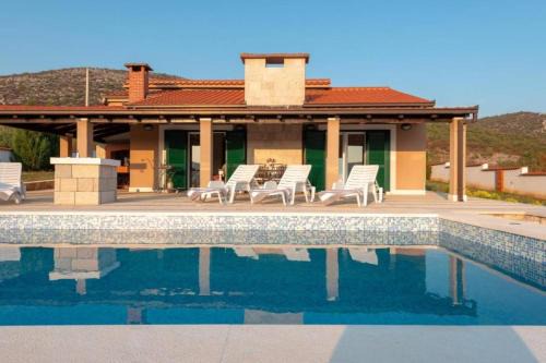 Klis Villa | Countryside Villa With Pool, Three Bedrooms