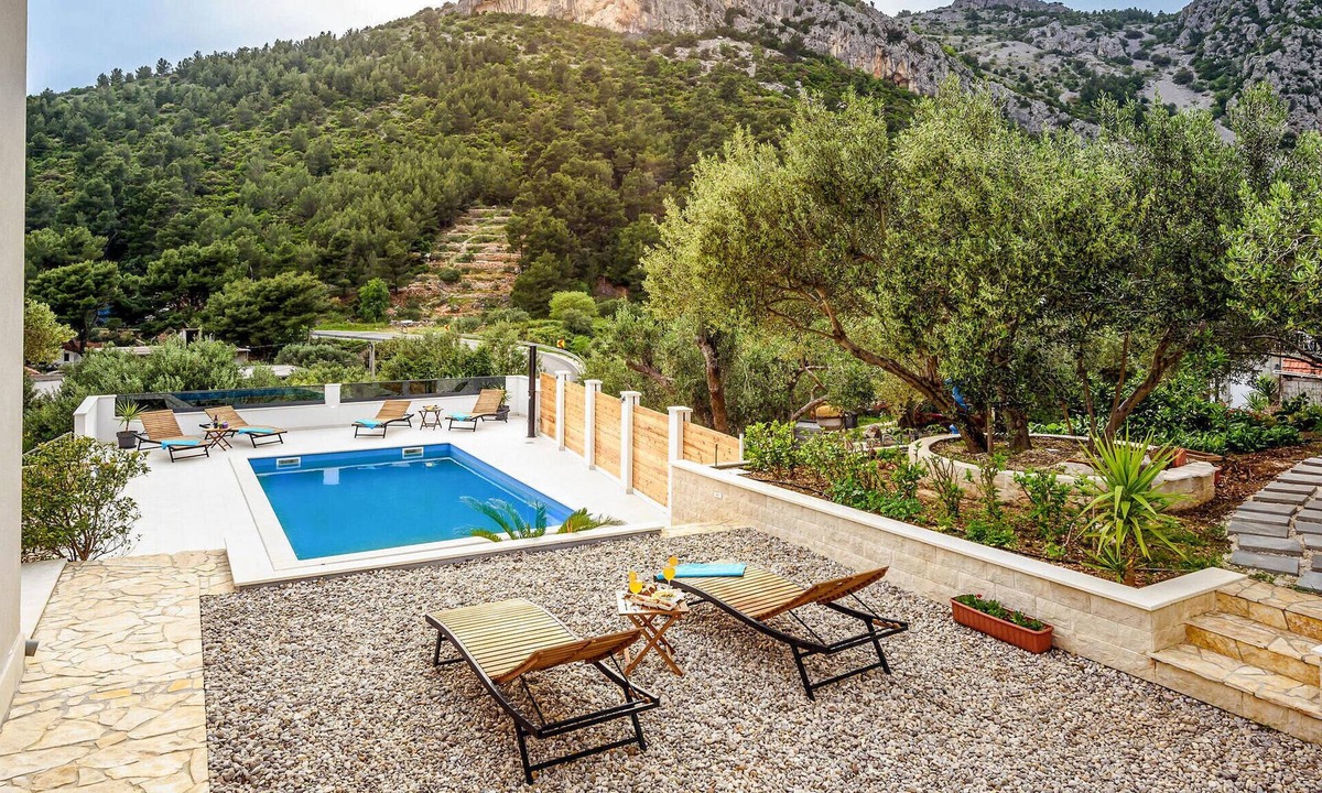 Klek Apartment | Cozy apartment in Klek with outdoor swimming pool