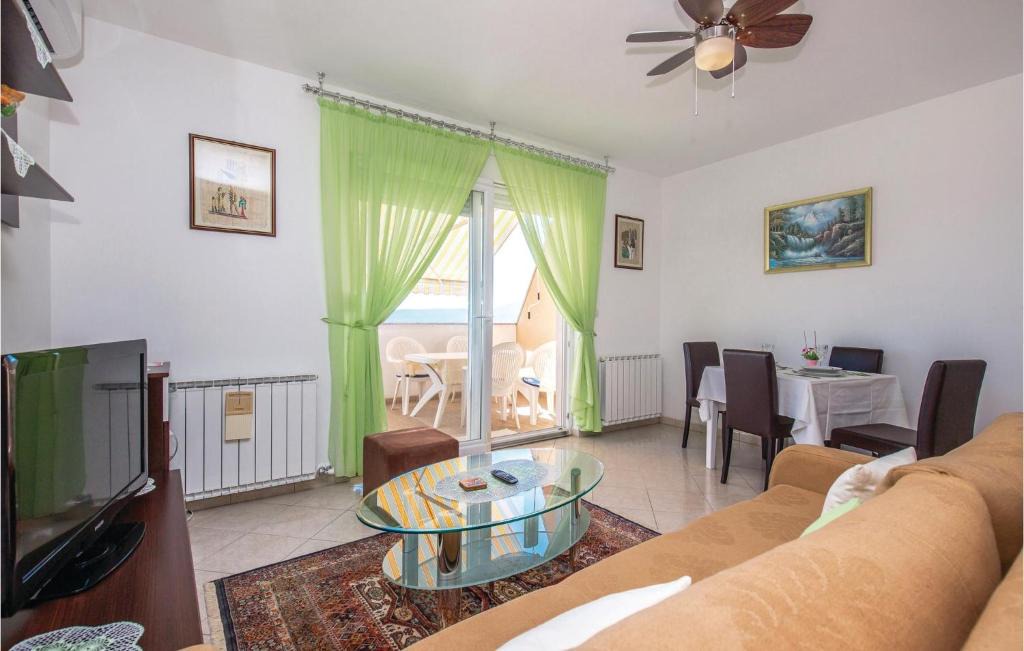 Smrika Apartment | Cozy Apartment In Smrika With Wifi