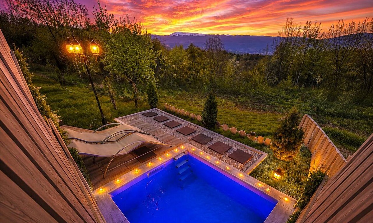East Sarajevo Ski Chalet | Cozy Chalet with Jacuzzi, Heated pool & Sauna Montebliss
