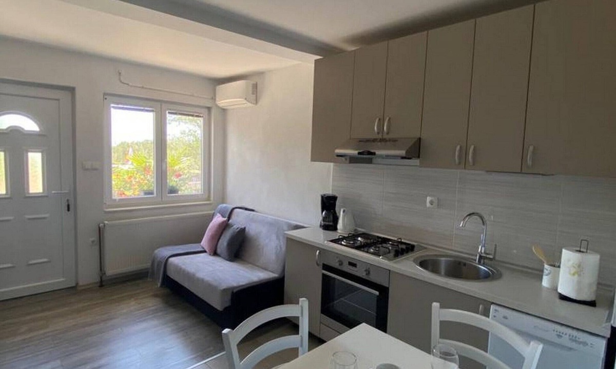 Bristane Apartment | Cozy Countryside Apartment in Bristane