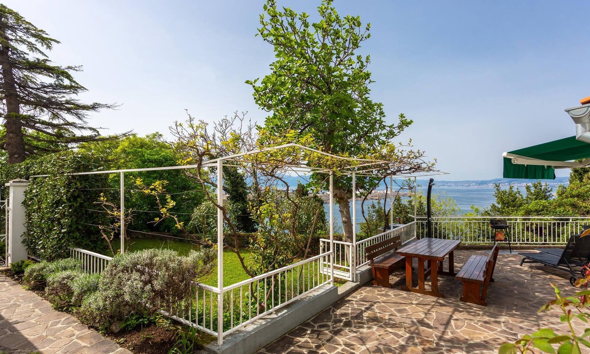 Omisalj House | Cozy home in Omisalj with house sea view