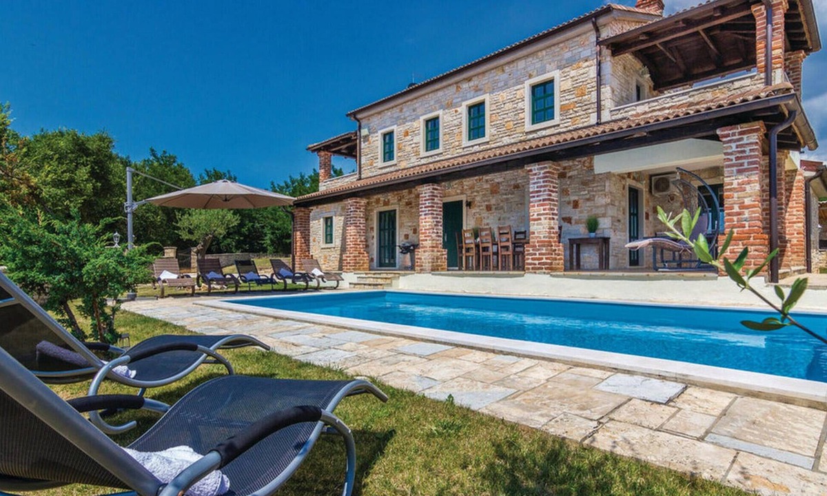 Mofardini House | Cozy home in Radetici with private swimming pool, can be inside or outside