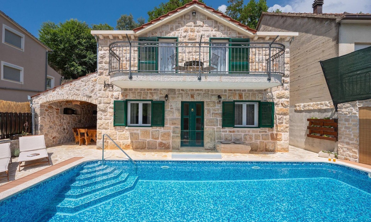 Prolozac Villa | Cozy Villa for 8 with Pool and Jacuzzi