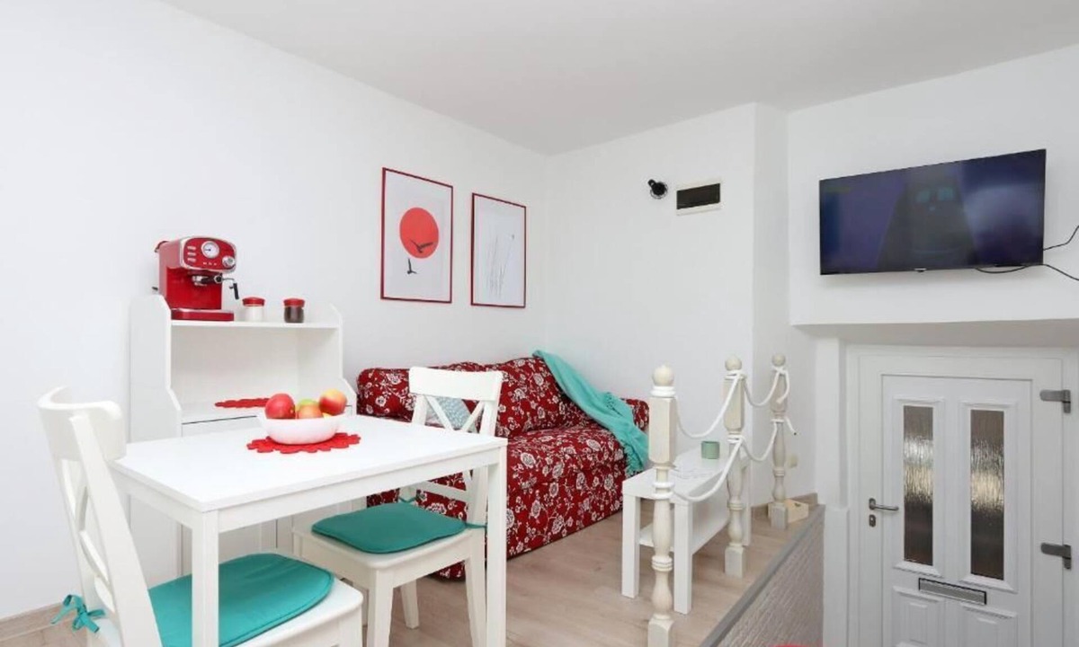 Bakar Apartment | Cute, cosy studio. Near castle in old town Bakar. With smart TV and WIFI.