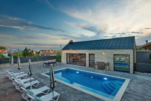 Dugo Selo Villa | das Klet - Modern Family Villa near Zagreb with Heated Pool & Free Parking