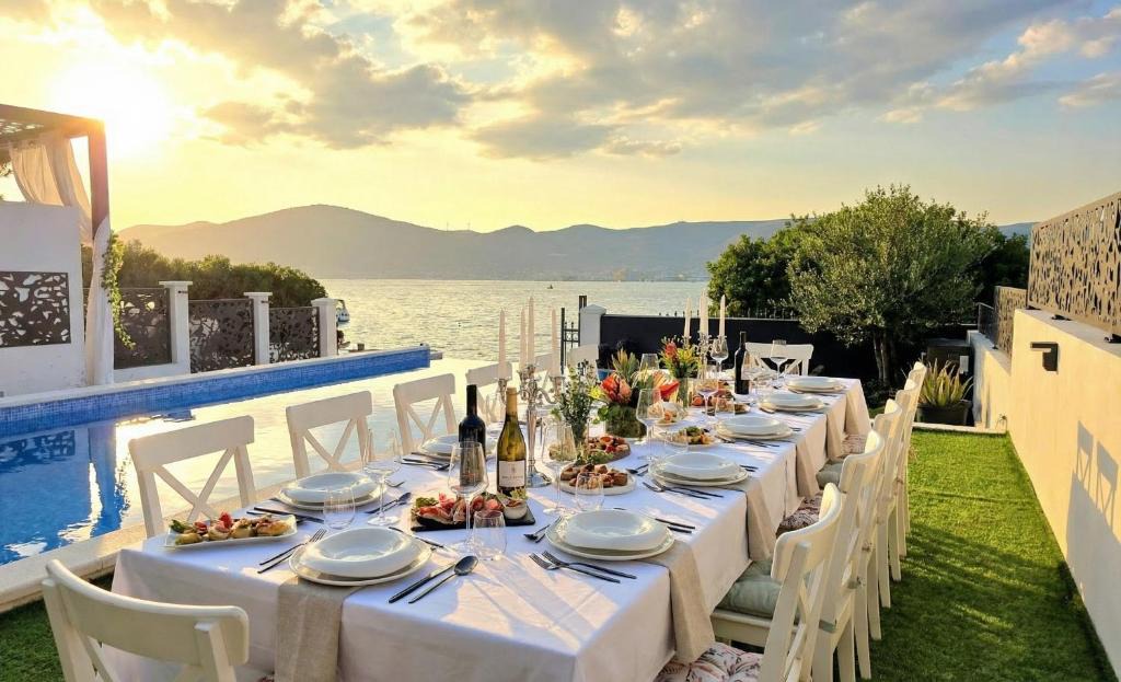 Okrug Gornji Villa | Deluxe Villa Palace Nera SEAFRONT 2 POOLS & SPA