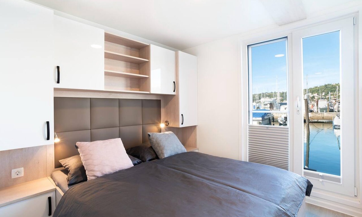 Seca Boat Rental | Dreamy houseboat by the sea with terrace and hot tub