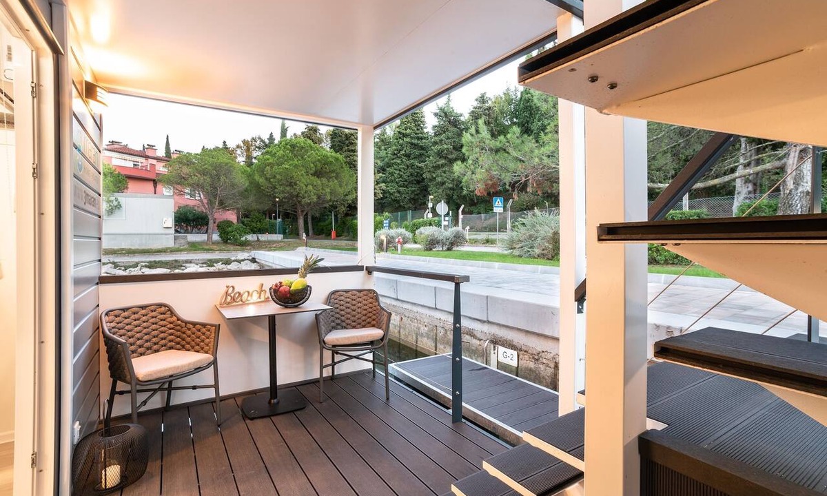 Seca Boat Rental | Dreamy houseboat by the sea with terrace and hot tub