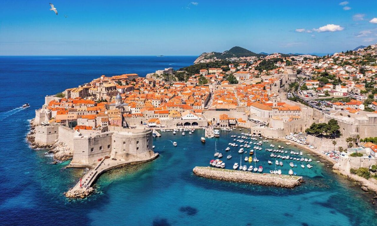 Komolac Boat Rental | Dubrovnik Delight: A Sun-Kissed Sailing Experience