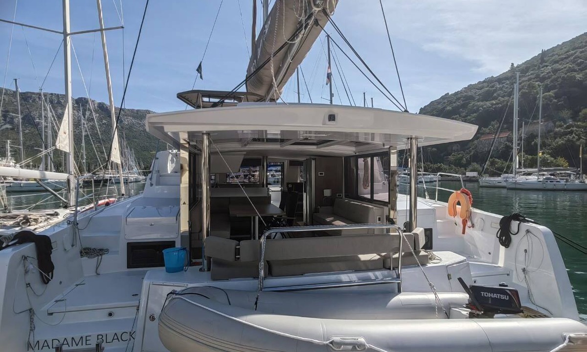 Komolac Boat Rental | Dubrovnik Delight: A Sun-Kissed Sailing Experience