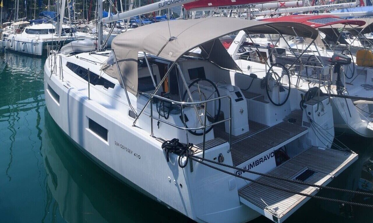 Komolac Boat Rental | Dubrovnik Delight: A Sun-Kissed Sailing Experience
