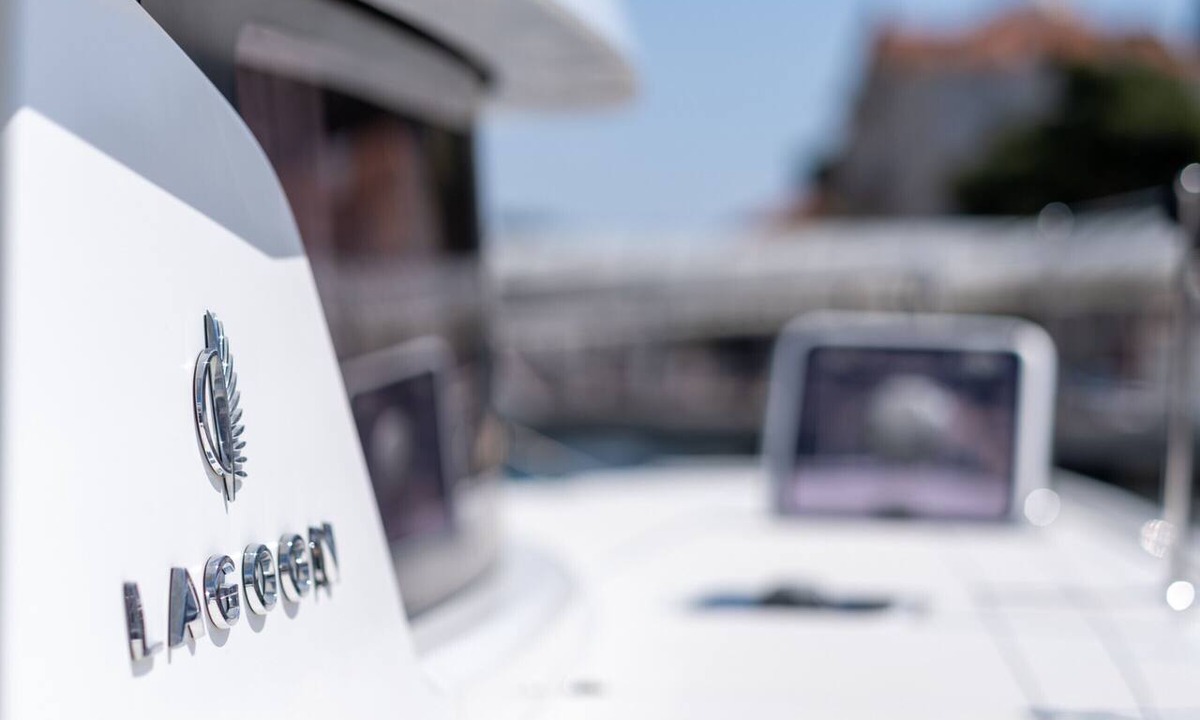 Komolac Boat Rental | Dubrovnik Delight: A Sun-Kissed Sailing Experience