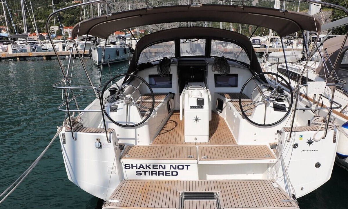 Komolac Boat Rental | Dubrovnik Delight: A Sun-Kissed Sailing Experience