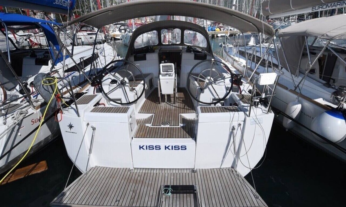 Komolac Boat Rental | Dubrovnik Delight: A Sun-Kissed Sailing Experience