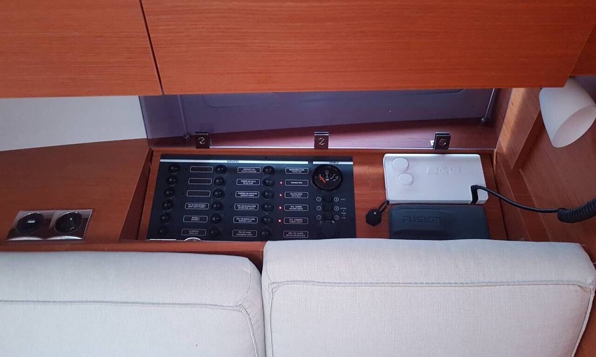 Komolac Boat Rental | Dubrovnik Delight: A Sun-Kissed Sailing Experience