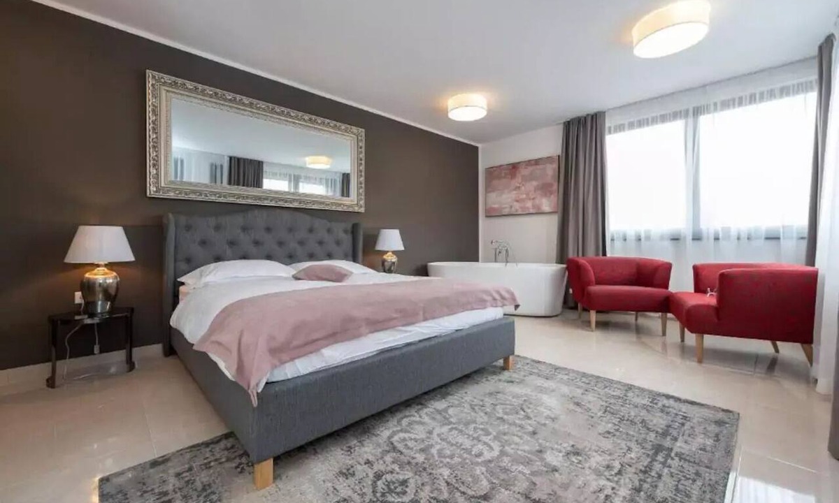 Plitvica Selo Hotel | Dvokrevetna soba Deluxe s bračnim krevetom i kadom
