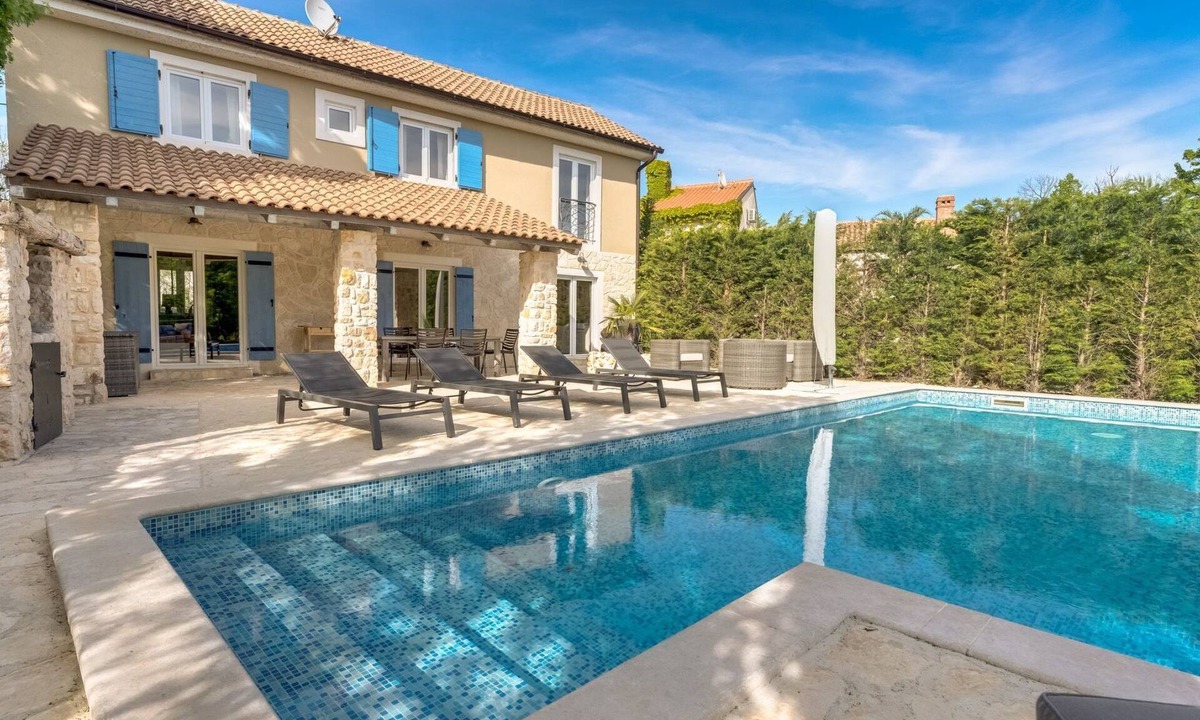 Garica House | Eine luxuriöse Villa "Maslina" mit Pool und Grill by Interhome