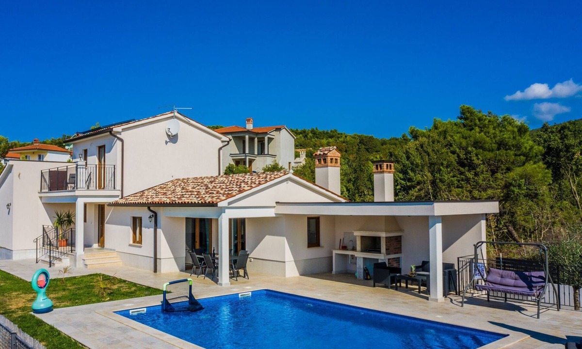 Viskovici House | Elegantes Escape mit Pool und Panoramablick by Interhome