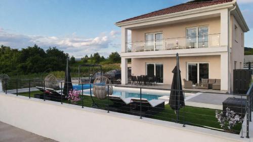 Cerovlje Villa | Entire Vacation Home - Heated Pool,Jacuzzi & Sauna