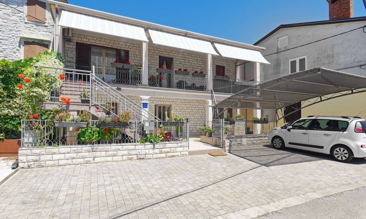 Murine Apartment | Erin Apartment - One-bedroom apartment with a terrace