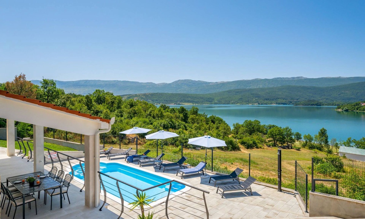 Garjak House | Escape on lake by Interhome