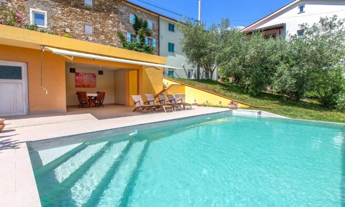 Koper House | Fantastic stone villa in the Dragonja Valley - perfect family vacation with pool & dog