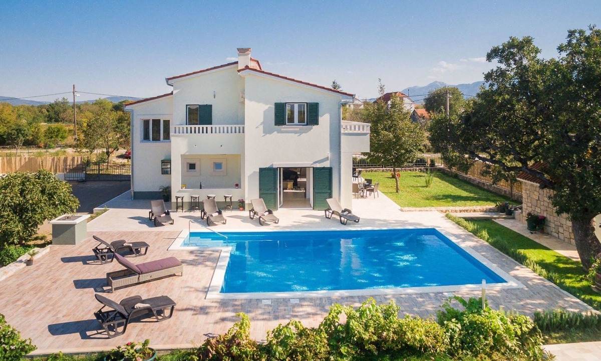 Sestanovac House | Ferienvilla mit Kamin am Waldrand by Interhome