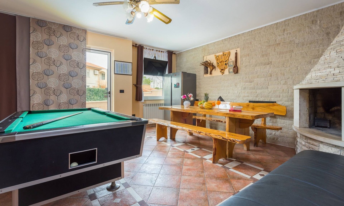 Vintijan Apartment | Four-bedroom apartment with a swimming pool Pula (A-14924-a)