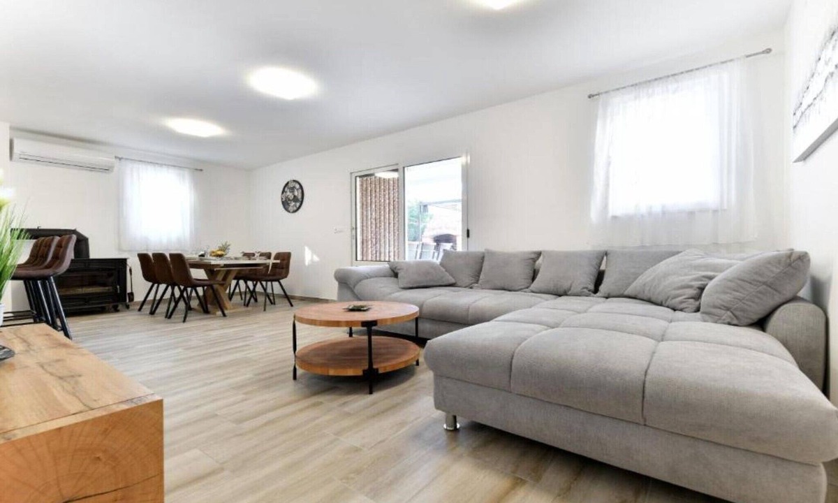 Pasman House | Four Bedroom Villa With Hot Tub