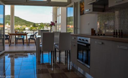 Veli Iz Apartment | Galeb