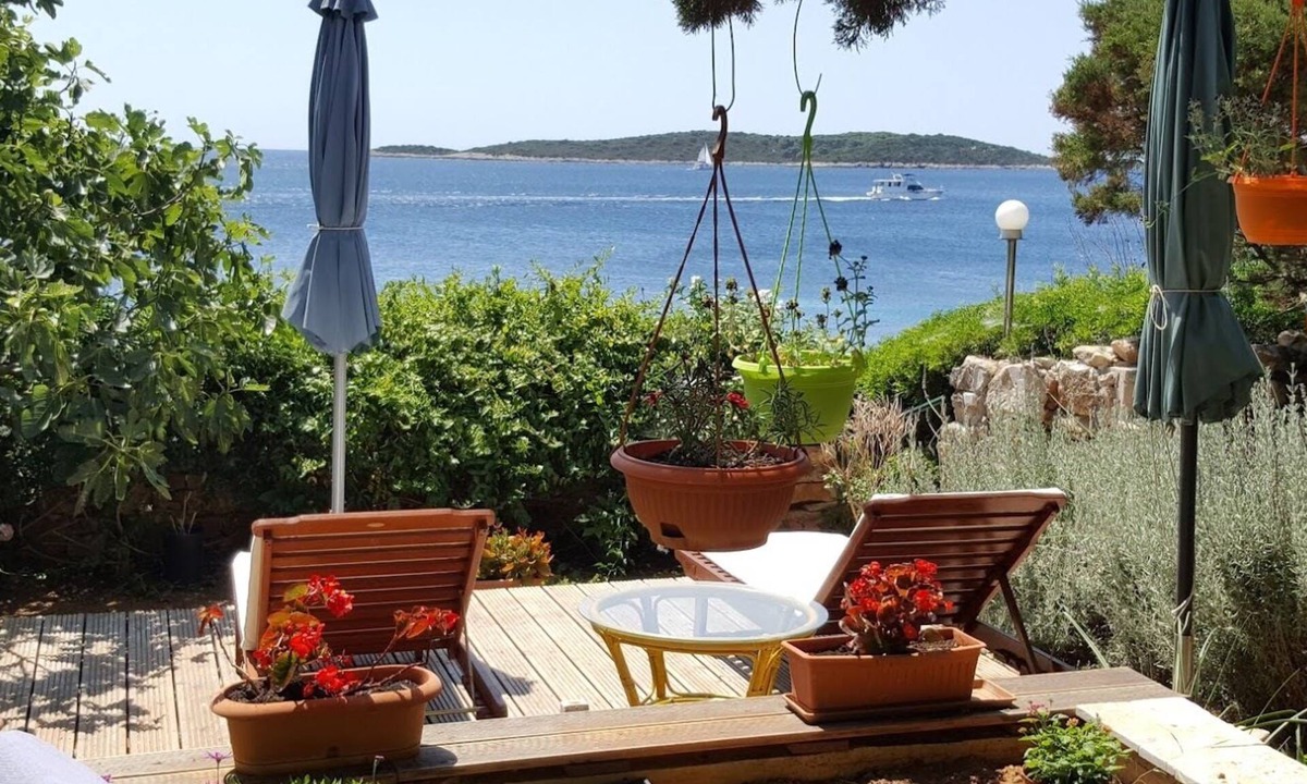 Milna Apartment | Goga,jedan od dva apartmana u kući sa vrtom u prvom redu do mora.